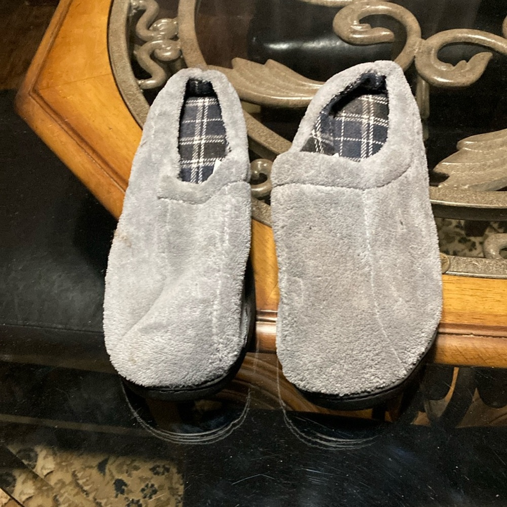 House Shoes
Gray, Size 10-11
Super comfortable and warm